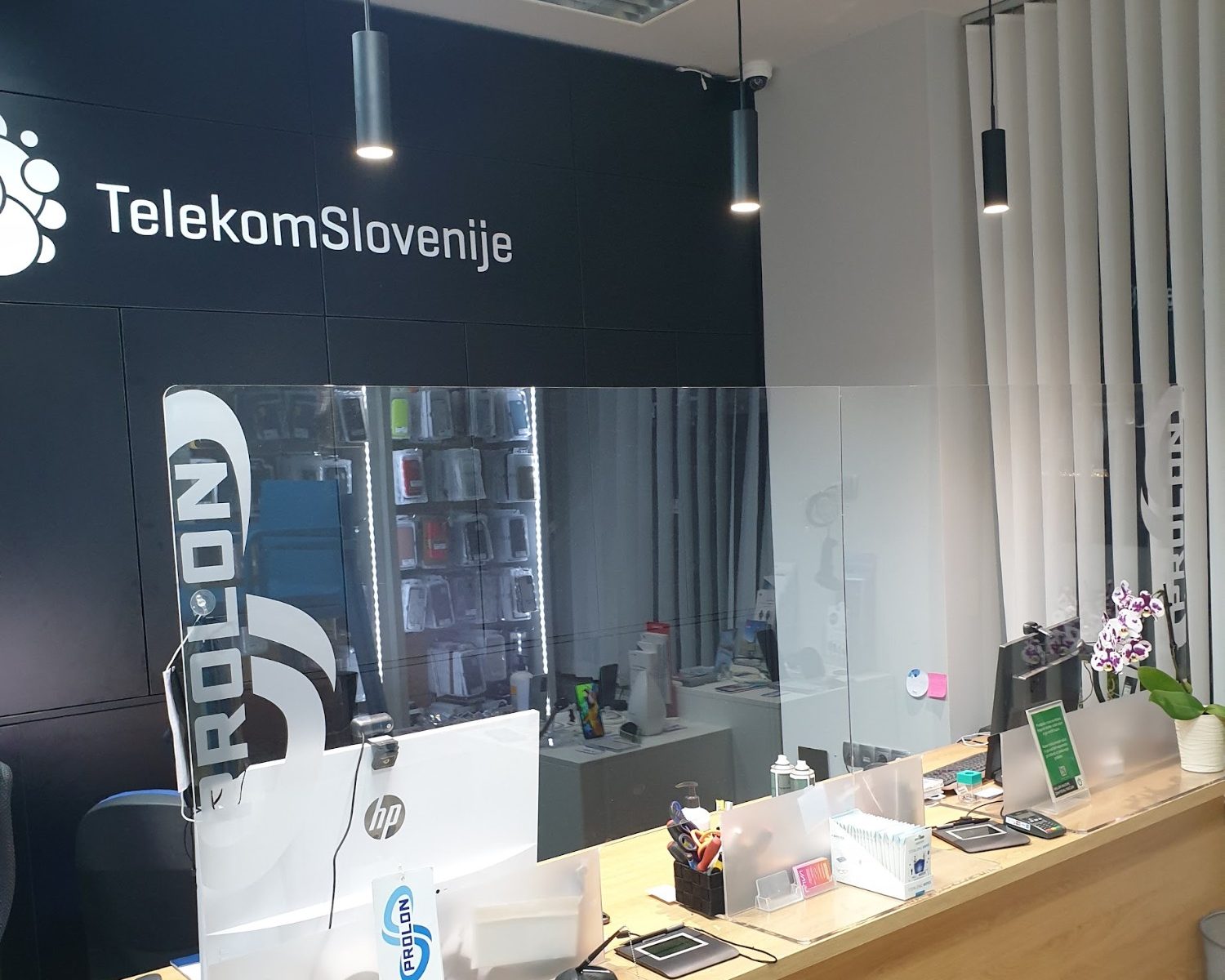 Pult pooblaščenega prodajnega mesta Telekom Slovenije v Šmarju pri Jelšah